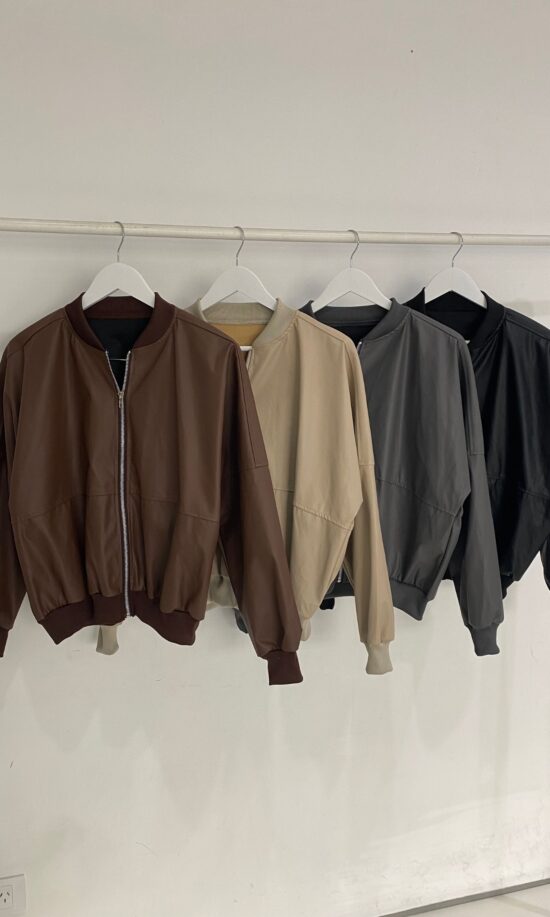 Bomber Cuerina Con Recorte y Puños