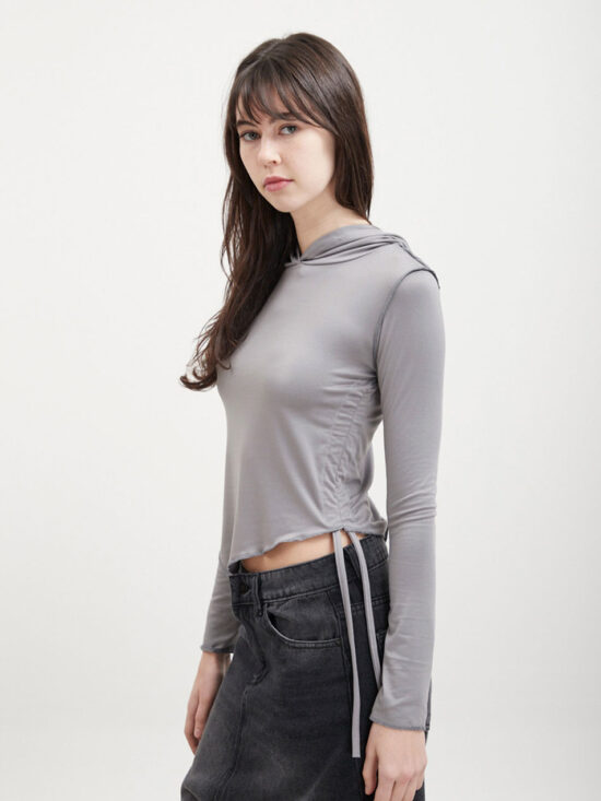 Remera Manga Larga Asimétrica Frunce Capucha