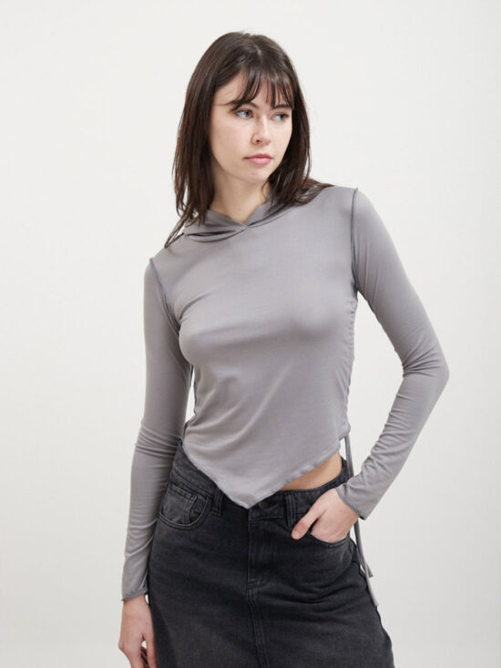 Remera Manga Larga Asimétrica Frunce Capucha