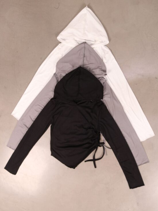 Remera Manga Larga Asimétrica Frunce Capucha