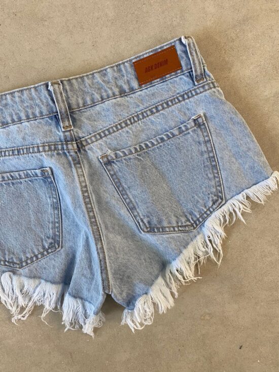 Short Celeste Tiro Bajo Desflecado Efecto Acid