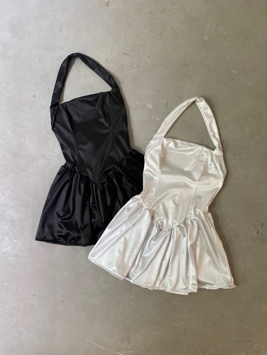 Vestido Escote Recto Falda Volado Saten