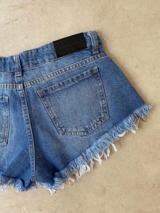 Short Azul Claro Tiro Bajo Desflecado Localizado Bigotes