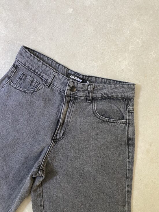 Bermuda Gris Tiro Medio Ancho