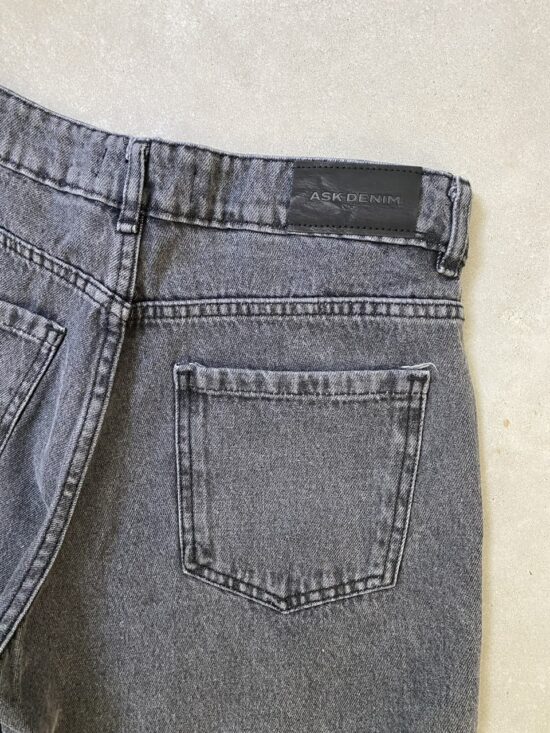 Bermuda Gris Tiro Medio Ancho