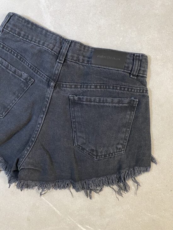 Short Negro Tiro Medio Desigual Bolsillo A La Vista