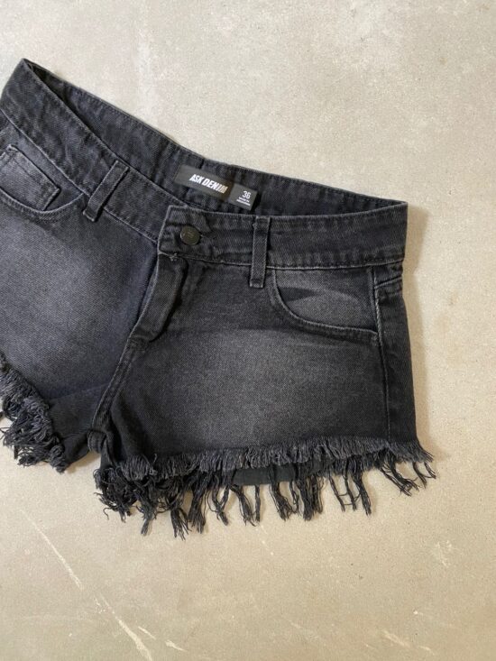 Short Negro Tiro Bajo Localizado Desflecado