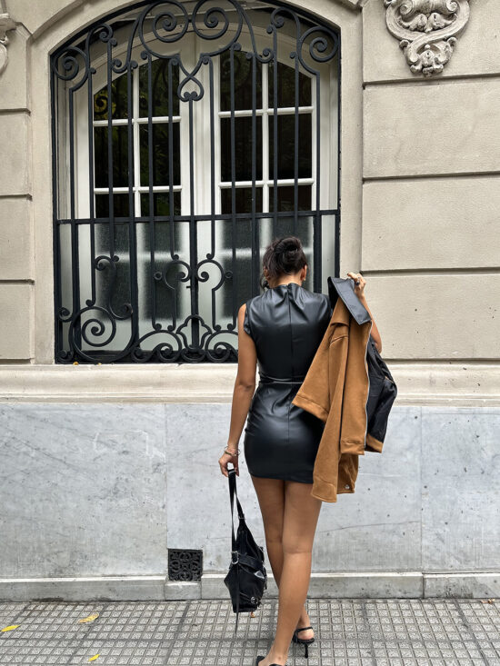 Vestido Cuerina Frunces Laterales Cierre En La Espalda