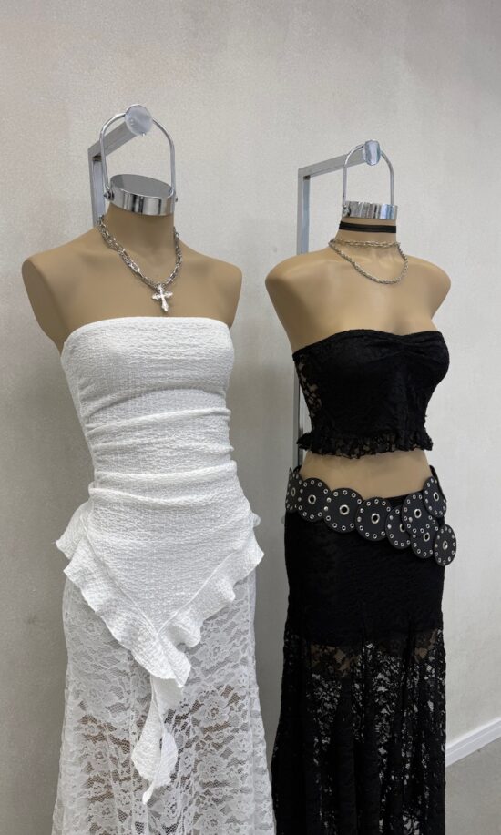 Strapless Con Volado y Frunces Laterales