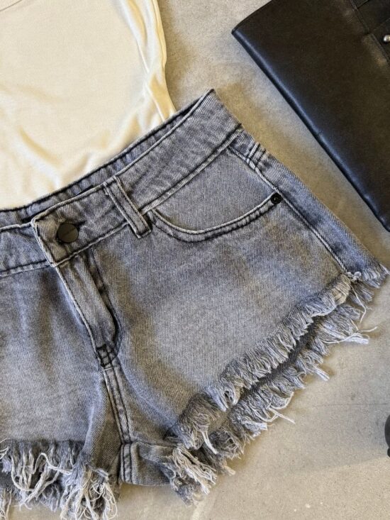 Short Gris Claro Tiro Bajo Desflecado