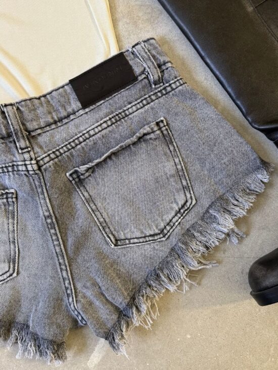 Short Gris Claro Tiro Bajo Desflecado