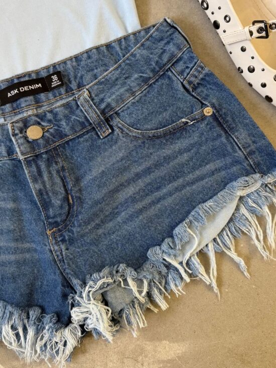 Short Azul Claro Tiro Bajo Desflecado  Bigotes