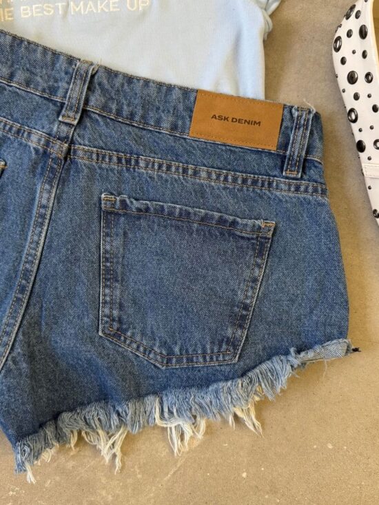 Short Azul Claro Tiro Bajo Desflecado  Bigotes