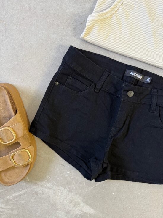 Short Negro Tiro Bajo Elastizado Ruedo