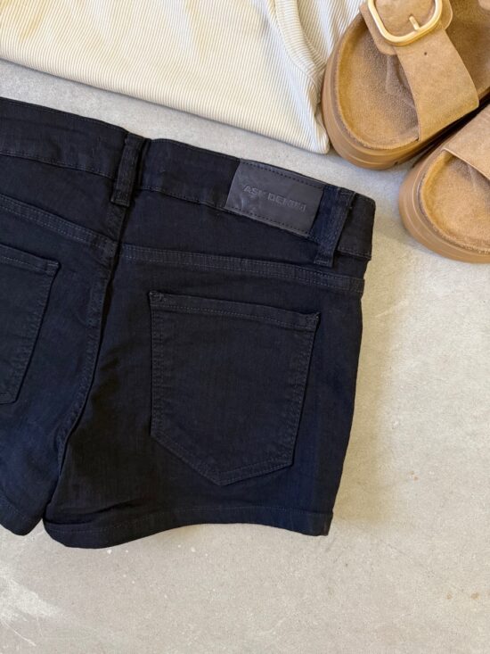 Short Negro Tiro Bajo Elastizado Ruedo