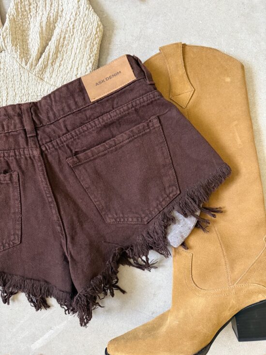 Short Marrón Tiro Bajo Desflecado