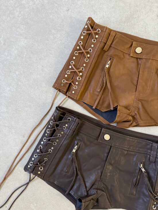 Short Tiro Bajo Engomado con Cierre y Cordones