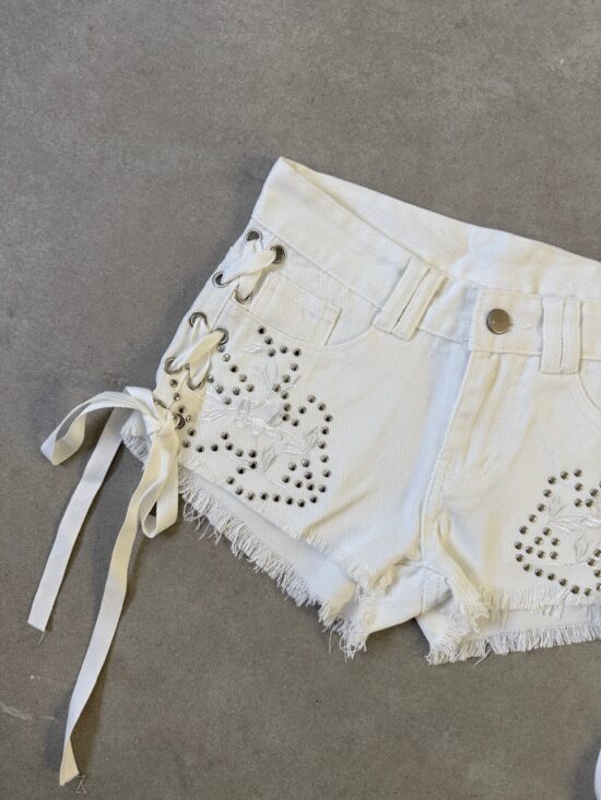 Short Blanco Tiro Bajo Desflecado Con Hotfix y Tiras