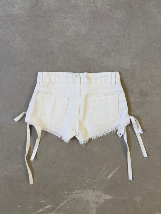 Short Blanco Tiro Bajo Desflecado Con Hotfix y Tiras