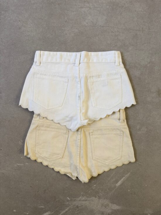 Short Tiro Medio con Bordado en Ruedo