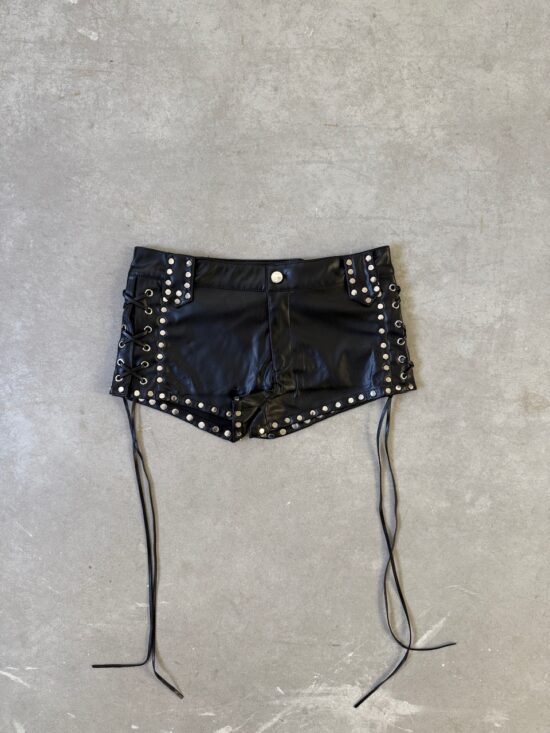 Short Tiro Bajo Engomado Delineado Tachas y Tiras