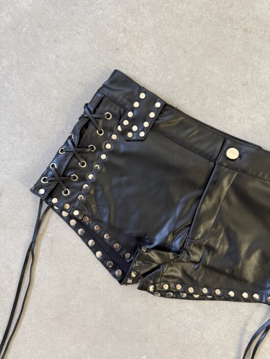 Short Tiro Bajo Engomado Delineado Tachas y Tiras