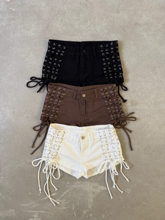 Short Tiro Medio Con Tachas y Tiras para Atar