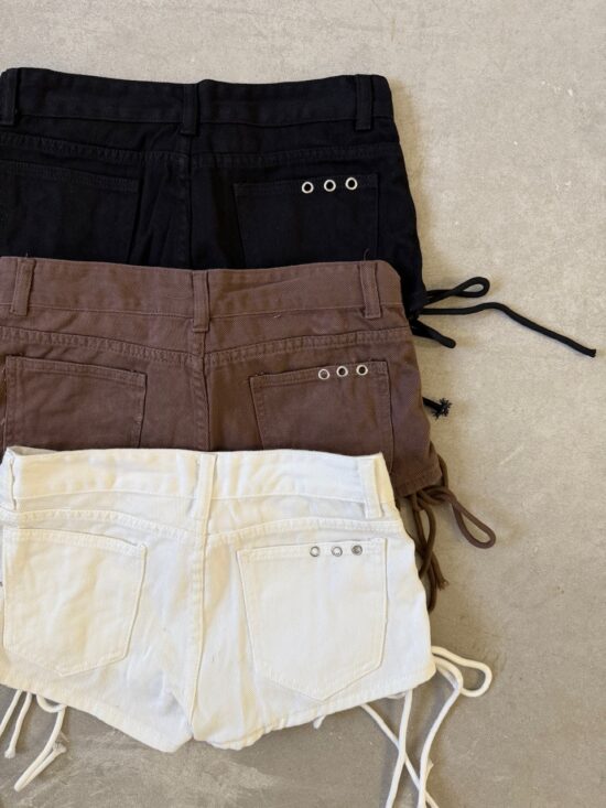 Short Tiro Medio Con Tachas y Tiras para Atar