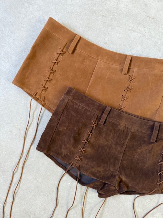 Short Tiro Bajo Gamuzado con Tiras y Pasacinto