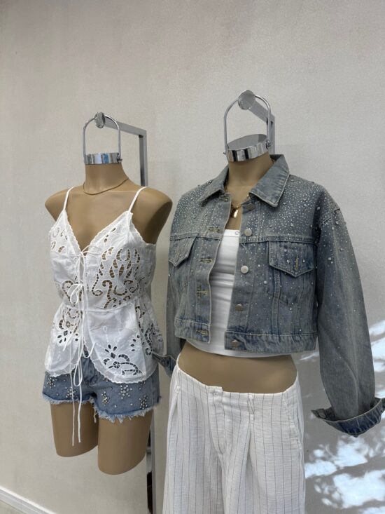Campera Crop Celeste Matizada con Bolsillos Delanteros y Hotfix