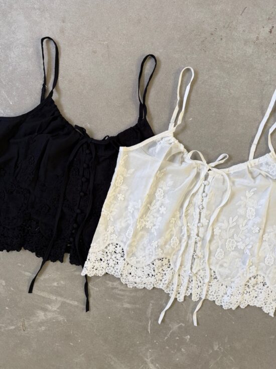 Blusa Broderie con Botones y Tiras