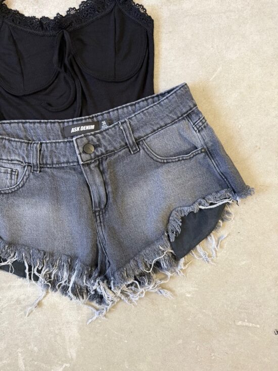 Short Gris Tiro Bajo Desflecado Localizado