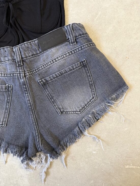 Short Gris Tiro Bajo Desflecado Localizado