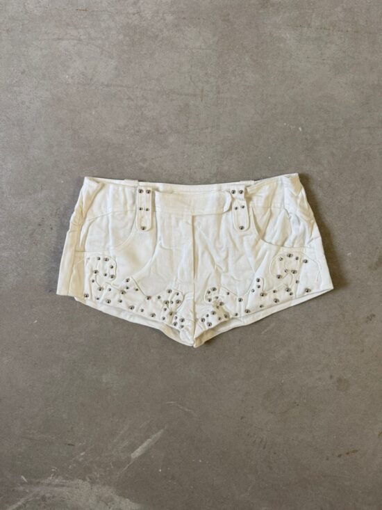 Short Tiro Bajo Blanco Tachas y Cinturón