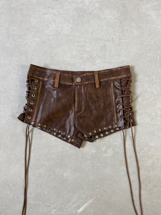 Short Tiro Bajo Engomado Tachas Con Ojalillos y Cordones