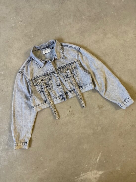 Campera Corta Denim Celeste Strass En Bolsillos Con Tiras