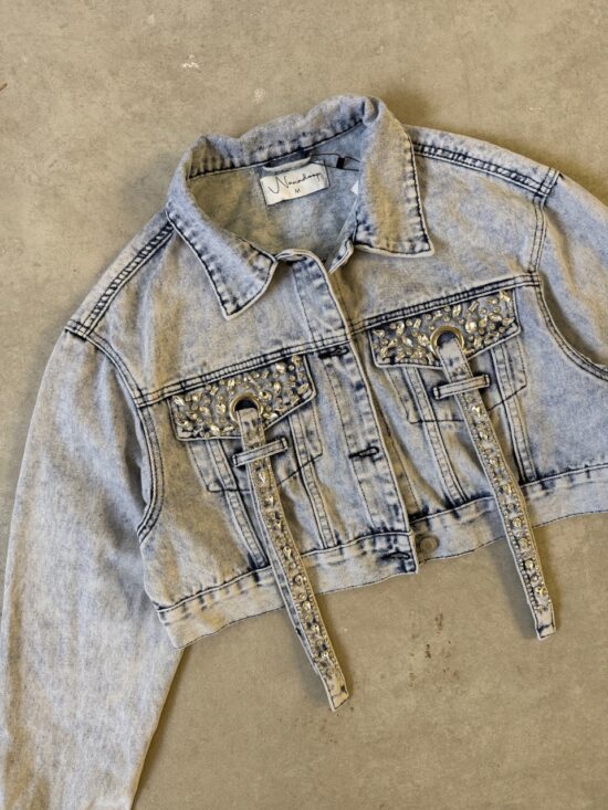 Campera Corta Denim Celeste Strass En Bolsillos Con Tiras