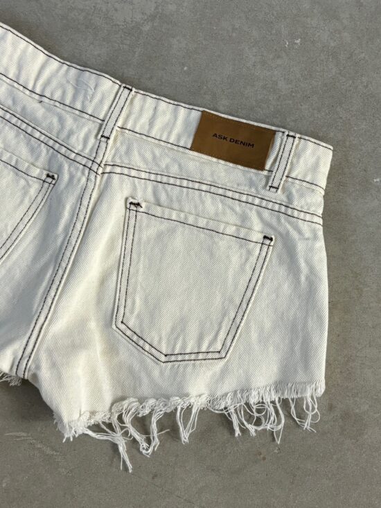 Short Off White Tiro Bajo Desflecado Costura Color
