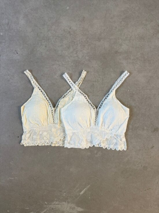 Top Escote V con Broderie y Puntilla
