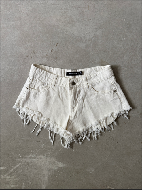 Short Crema Tiro Bajo Desflecado