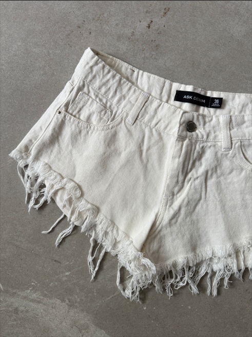 Short Crema Tiro Bajo Desflecado
