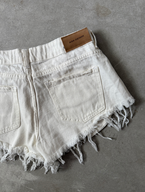 Short Crema Tiro Bajo Desflecado