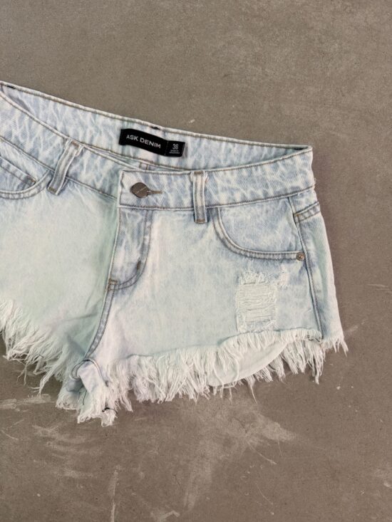 Short Celeste Claro Tiro Bajo Quebrado Roturas