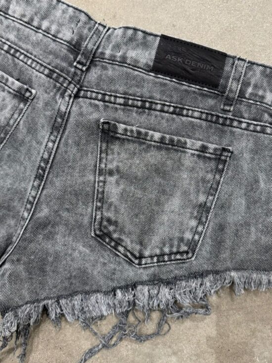 Short Gris Tiro Bajo Acid Bolsillo Oscuro Desflecado
