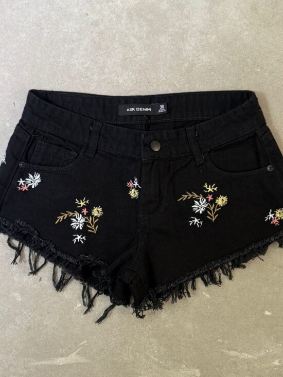 Short Negro Tiro Bajo Desflecado Bordado Flores