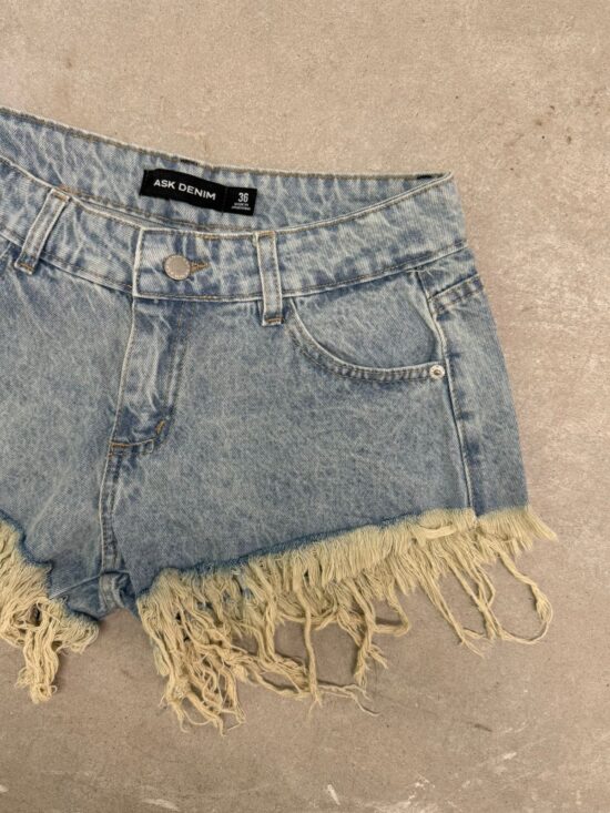 Short Celeste Tiro Bajo Teñido Bajada Desflecado