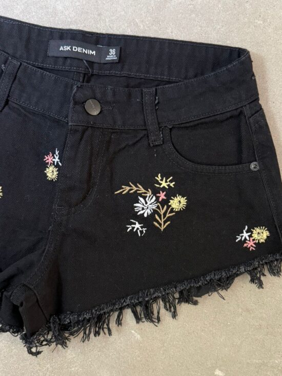 Short Negro Tiro Bajo Desflecado Bordado Flores