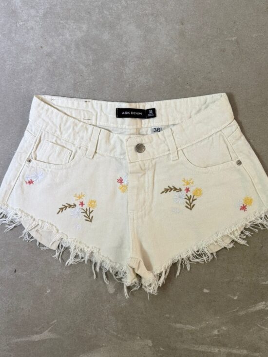Short Apto Tiro Bajo Desflecado Bordado Flores