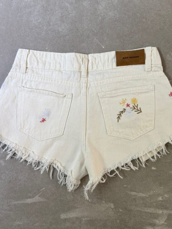 Short Apto Tiro Bajo Desflecado Bordado Flores