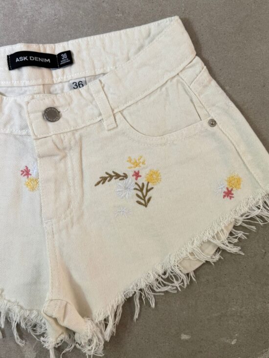 Short Apto Tiro Bajo Desflecado Bordado Flores